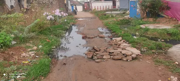 பாதையில் தேங்கும் கழிவுநீர் பாதையில் தேங்கும் கழிவுநீர்