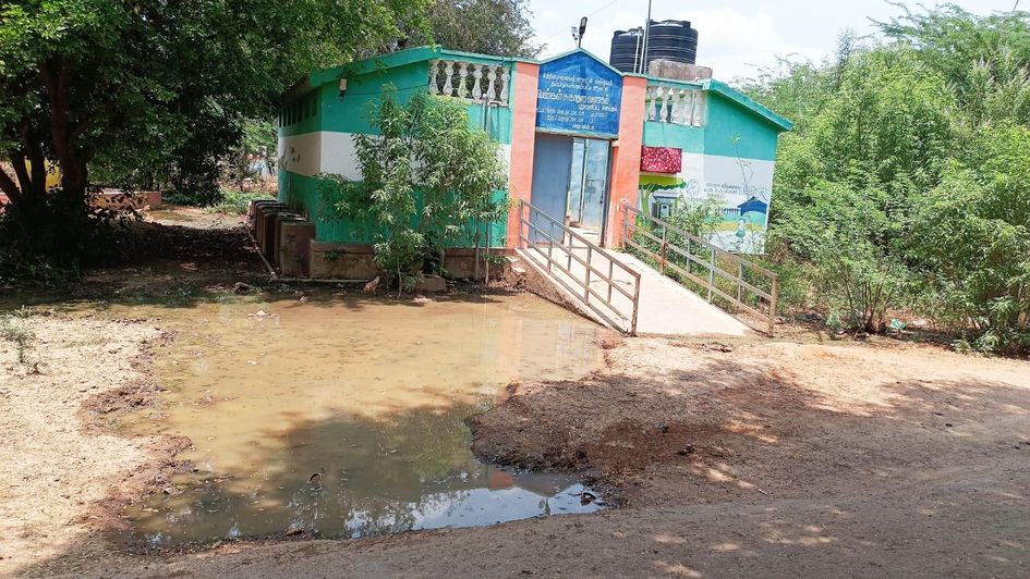 கழிவுநீர் தேங்குவதால் துர்நாற்றம்