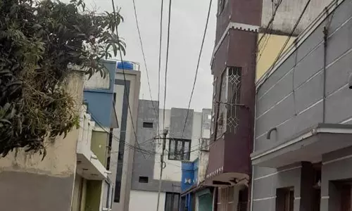 தாழ்வாக உள்ள மின்கம்பிகள் தாழ்வாக உள்ள மின்கம்பிகள்