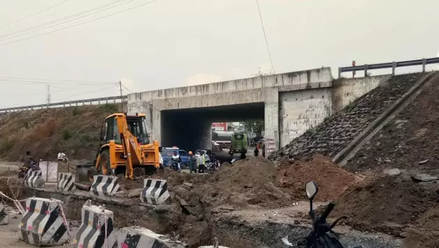முன்னறிவிப்பு இன்றி மேற்கொள்ளும் சாலை பணி முன்னறிவிப்பு இன்றி மேற்கொள்ளும் சாலை பணி