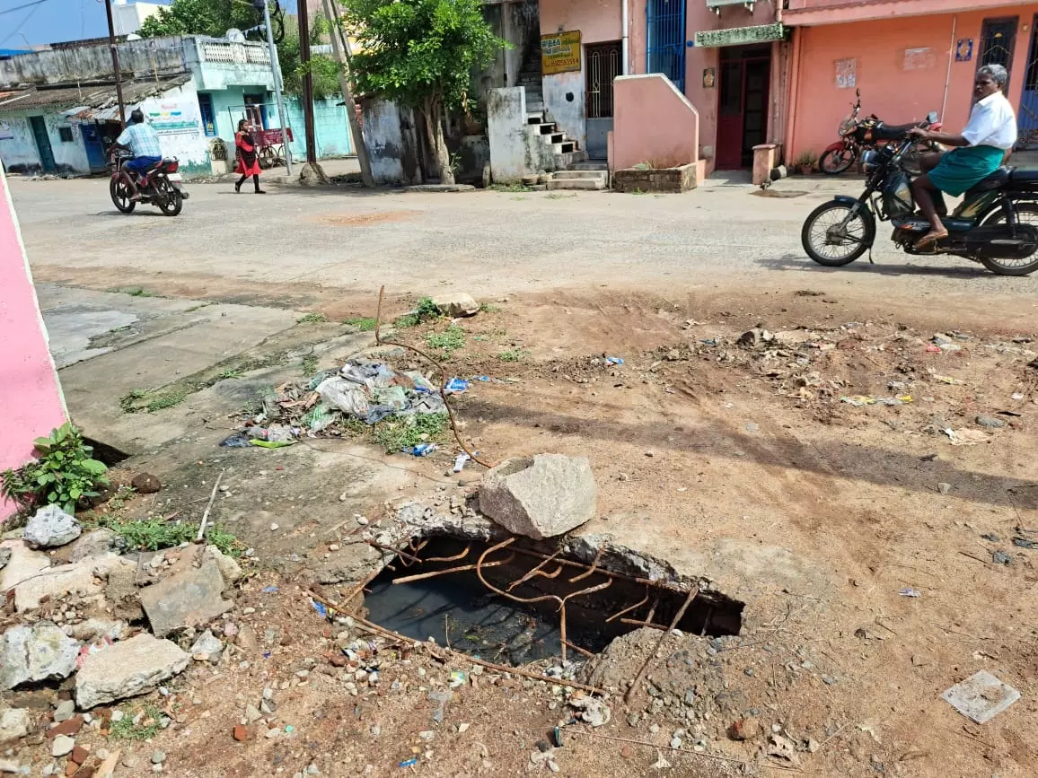 உடைந்த சிமெண்டு சிலாப் உடைந்த சிமெண்டு சிலாப்