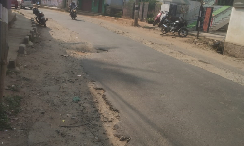 நடைபாதை அமைக்க வேண்டும்