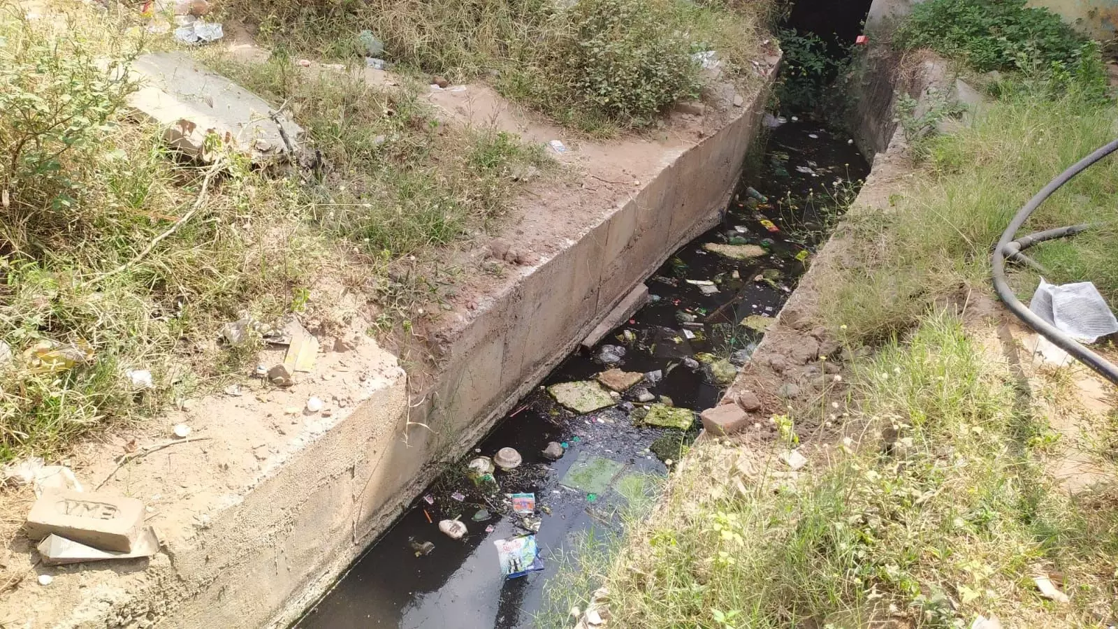 பாழடைந்த சுகாதார வாளாகம் பாழடைந்த சுகாதார வாளாகம்