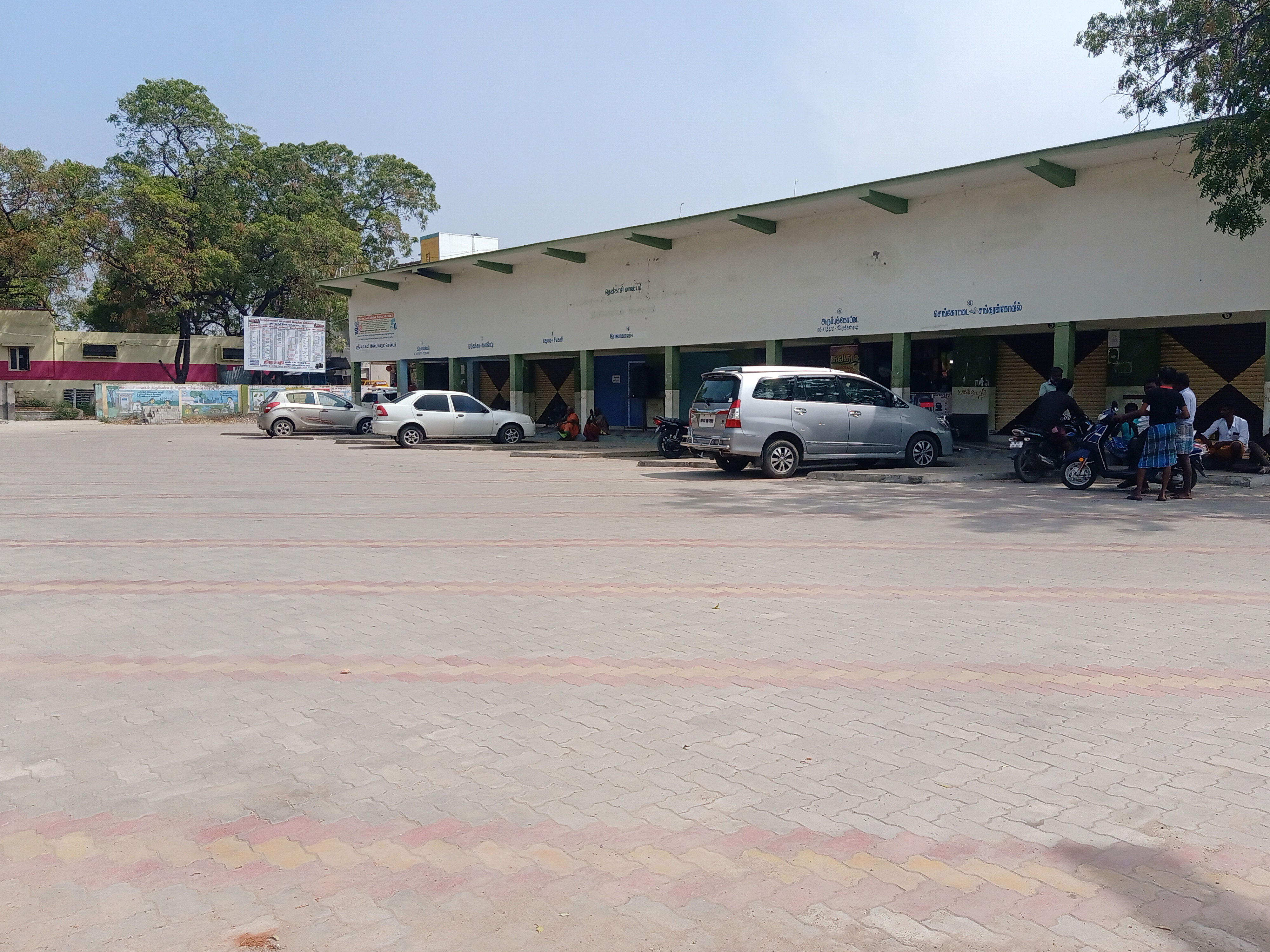 வாகன காப்பகமாக மாறிய பஸ் நிலையம் வாகன காப்பகமாக மாறிய பஸ் நிலையம்