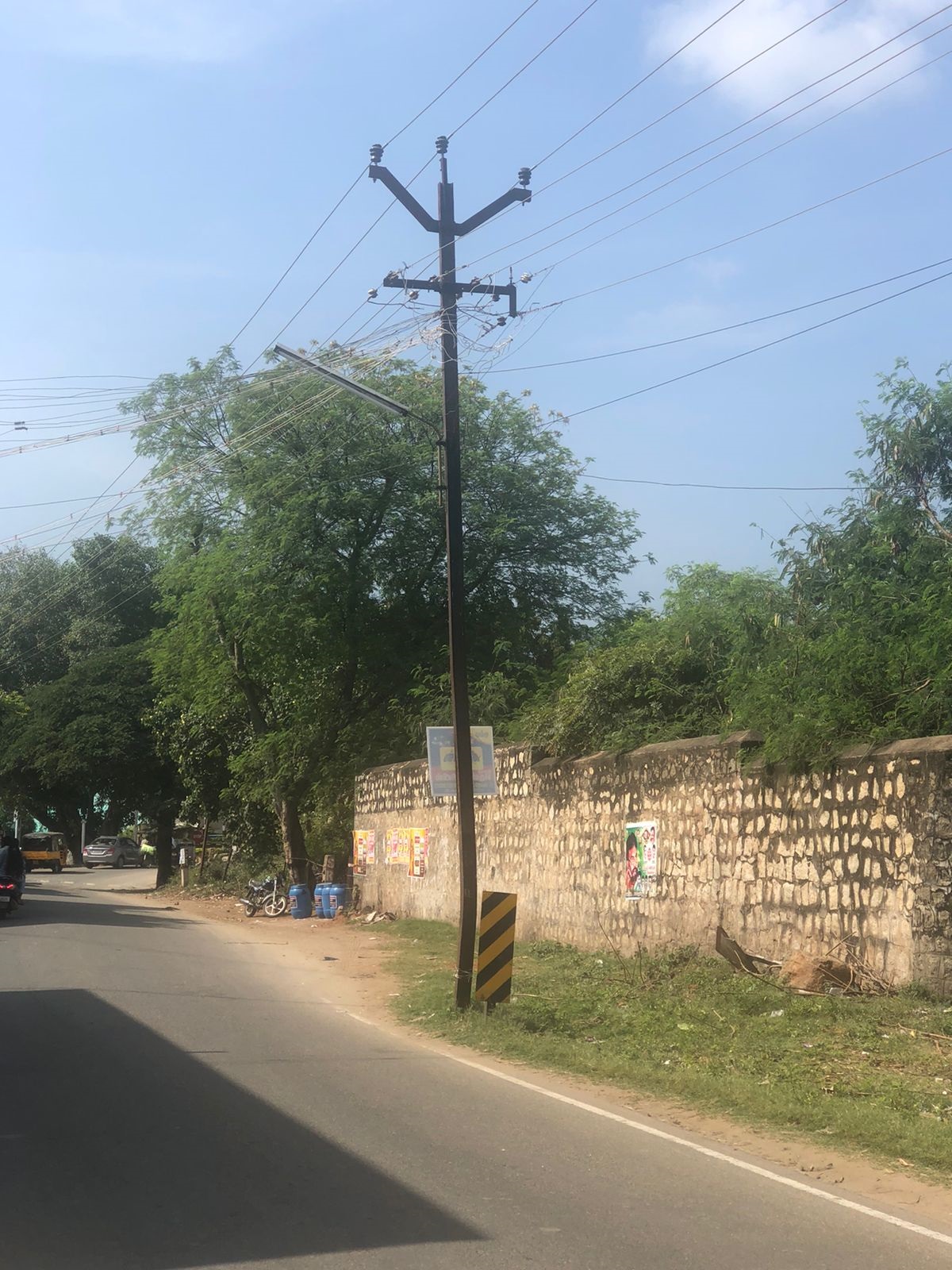 ஆபத்தான மின்கம்பம்