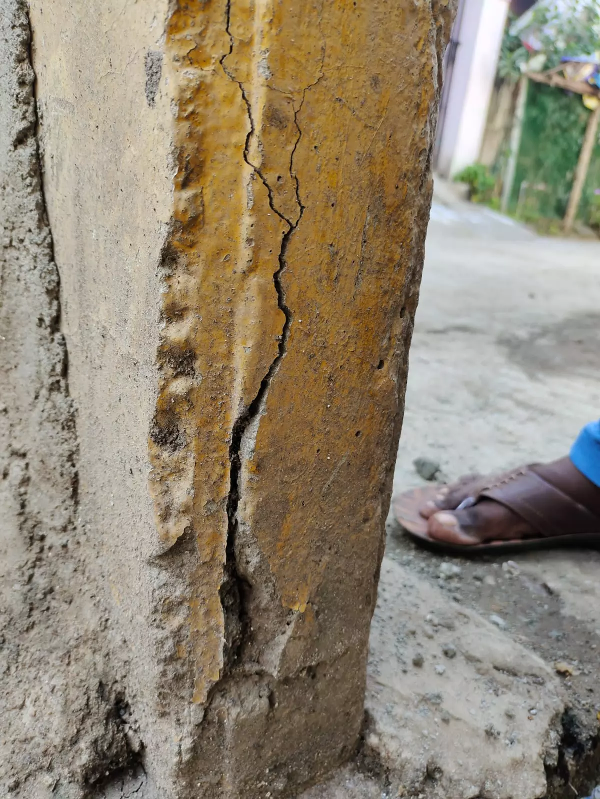 பழுதடைந்த மின் கம்பம்