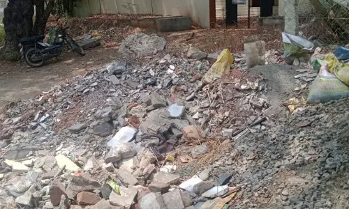 அரசு அலுவலகம் முன் குப்பைகள்