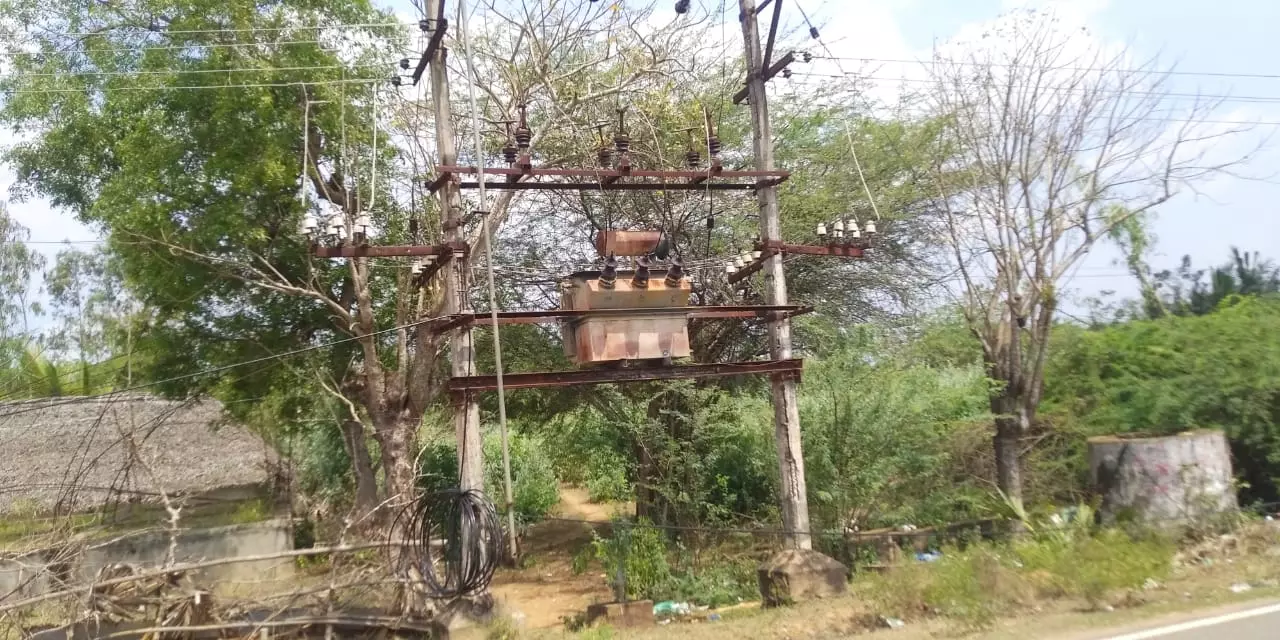 சேதமடைந்த மின் மாற்றி சேதமடைந்த மின் மாற்றி