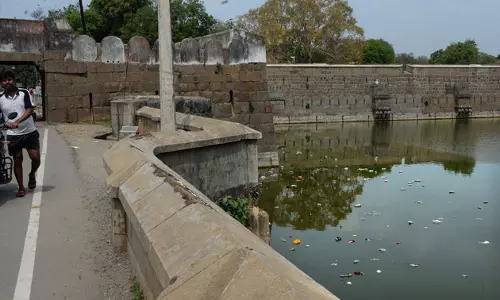 மாசுபடும் அகழி தண்ணீர்