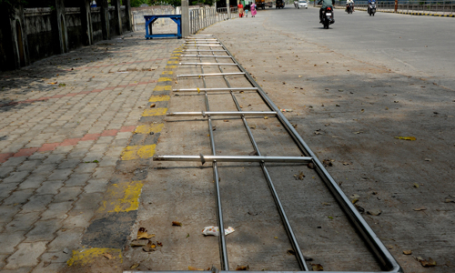 உடைந்து விழுந்த தடுப்பு கம்பிகள்