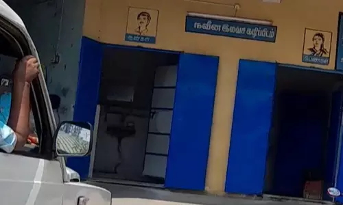 கழிவறை முன் வாகனங்களை நிறுத்துவதால் அவதி கழிவறை முன் வாகனங்களை நிறுத்துவதால் அவதி