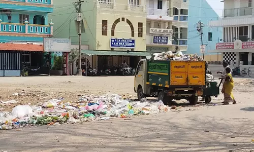 குப்பைகளை ஊருக்கு ஒதுக்குப்புறமாக கொட்ட வேண்டும் குப்பைகளை ஊருக்கு ஒதுக்குப்புறமாக கொட்ட வேண்டும்