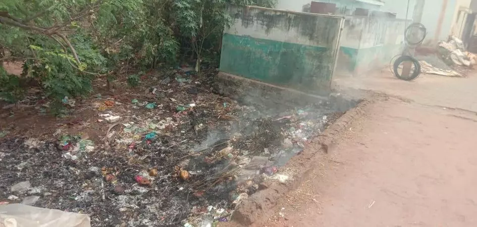 தீ வைத்து எரிக்கப்படும் குப்பைகள்