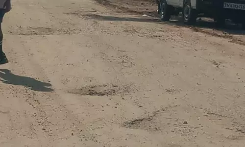 குண்டும், குழியுமான சாலை