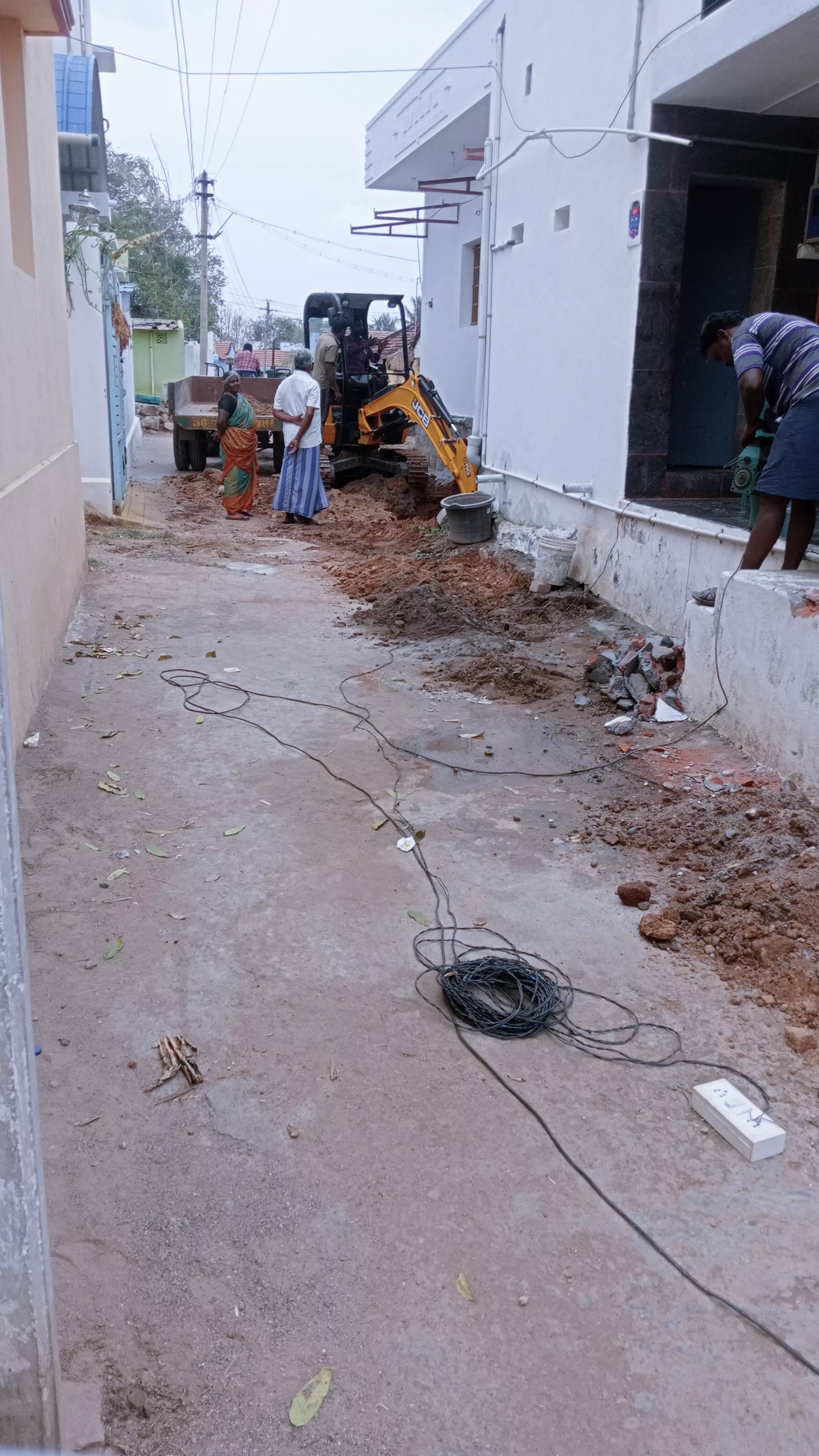 ஆக்கிரமிப்புகளை அகற்ற வேண்டும் ஆக்கிரமிப்புகளை அகற்ற வேண்டும்