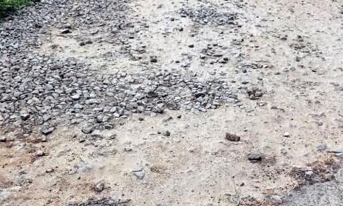 குண்டும் குழியுமான சாலை