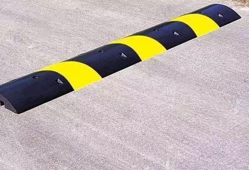 வேகத்தடை அமைக்க கோரிக்கை வேகத்தடை அமைக்க கோரிக்கை