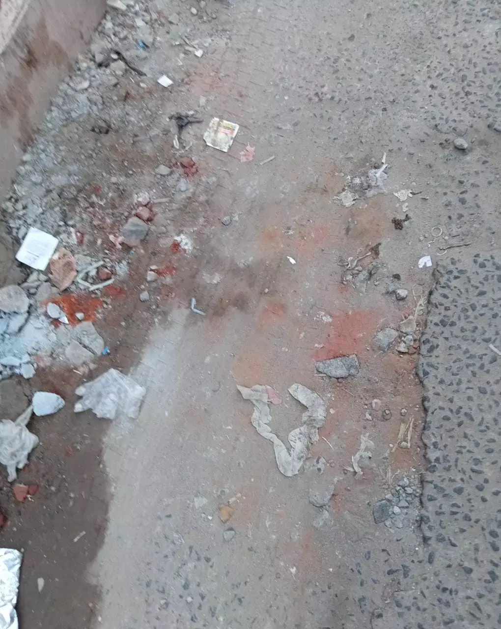 குண்டும்,குழியுமான சாலை குண்டும்,குழியுமான சாலை