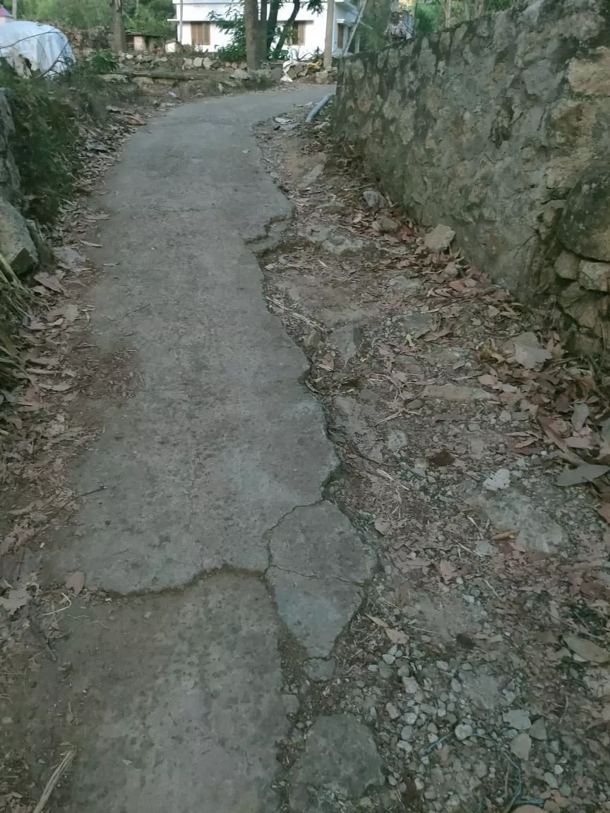 சேதமடைந்த சாலை