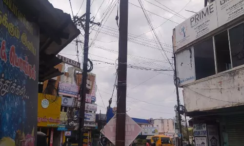 போக்குவரத்துக்கு இடையூறாக மின்கம்பம்