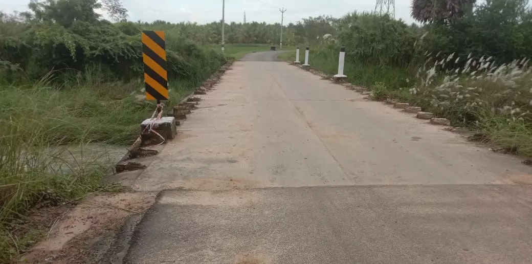 பாலத்துக்கு தடுப்புச்சுவர் தேவை