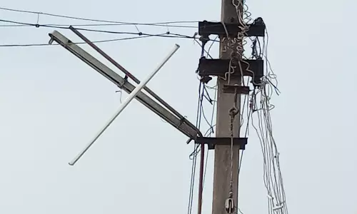 கழன்று தொங்கும் விளக்கு கழன்று தொங்கும் விளக்கு