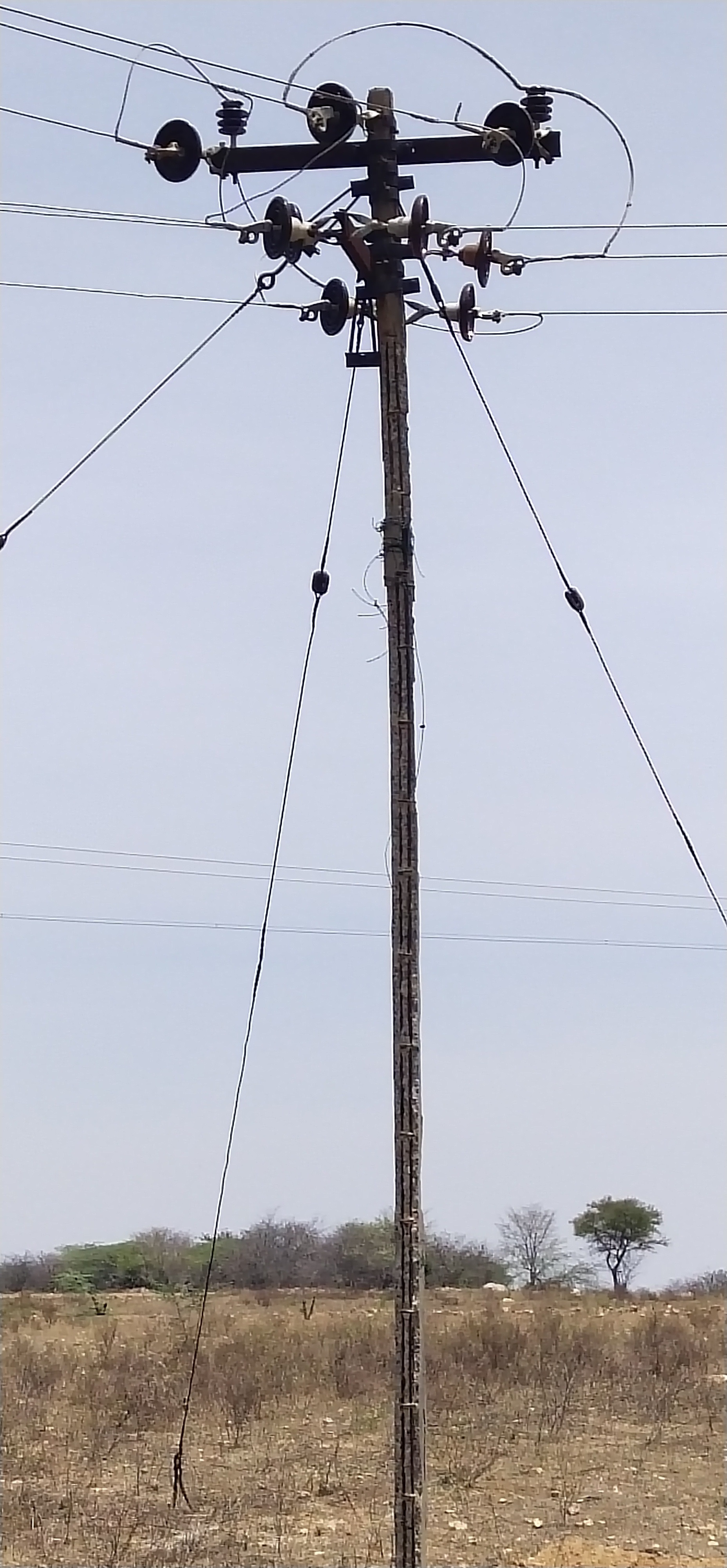 ஆபத்தான மின்கம்பங்களை மாற்ற கோரிக்கை ஆபத்தான மின்கம்பங்களை மாற்ற கோரிக்கை