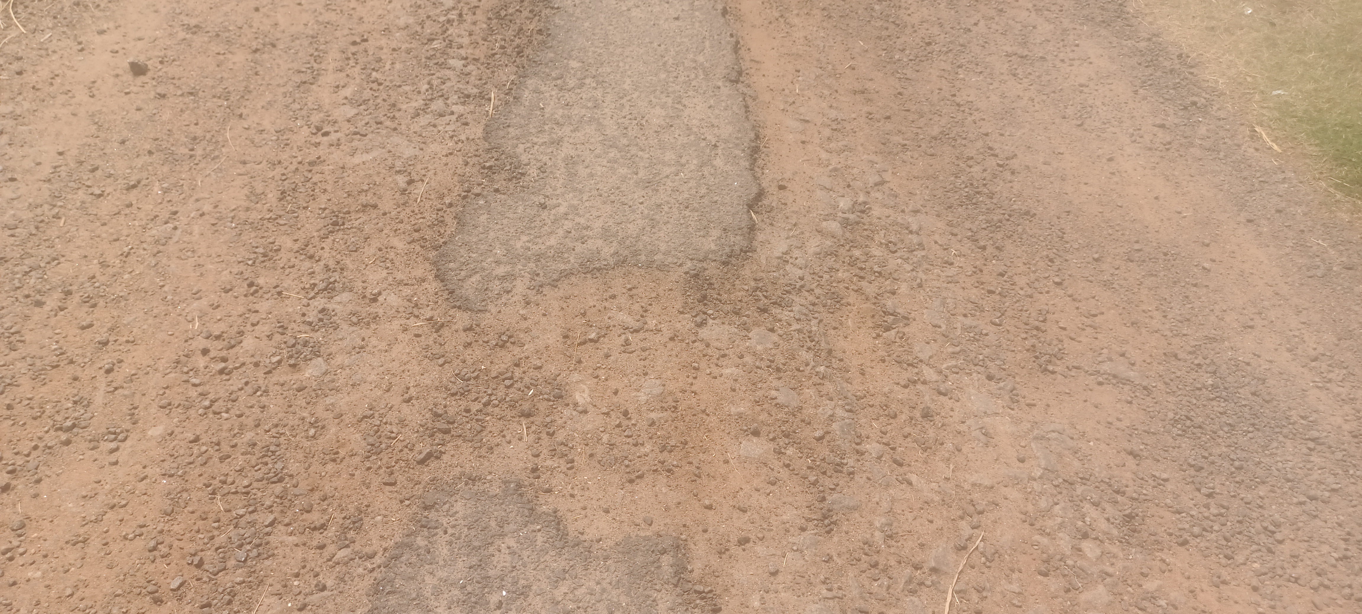 குண்டும் குழியுமான சாலை குண்டும் குழியுமான சாலை