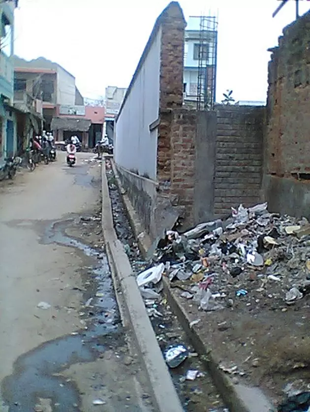 கால்வாயை தூர்வார வேண்டும்