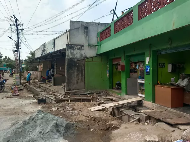 ஆக்கிரமிப்பை அகற்றாமல் கால்வாய் கட்டும் பணியா? ஆக்கிரமிப்பை அகற்றாமல் கால்வாய் கட்டும் பணியா?