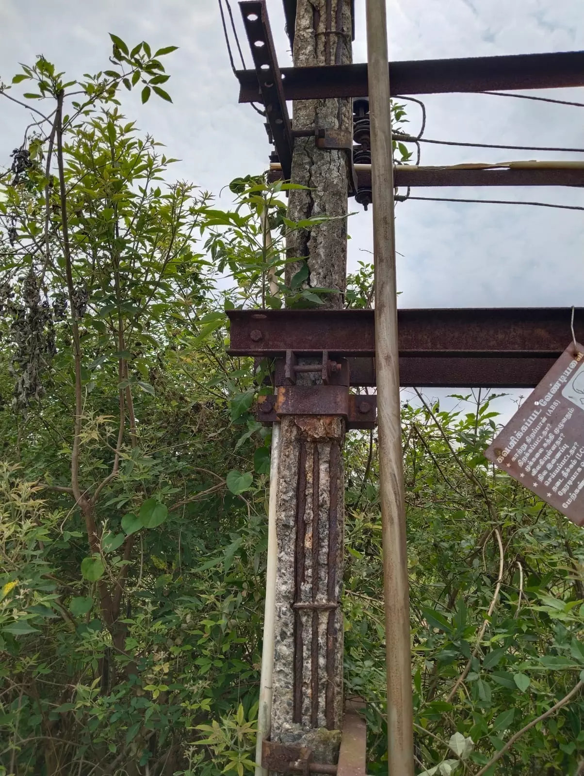 இடிந்து விழும் நிலையில் மின்கம்பம்