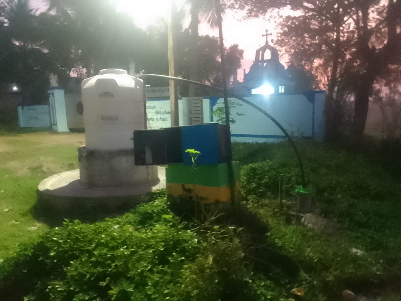குடிநீருக்காக அவதிப்படும் கிராம மக்கள் குடிநீருக்காக அவதிப்படும் கிராம மக்கள்