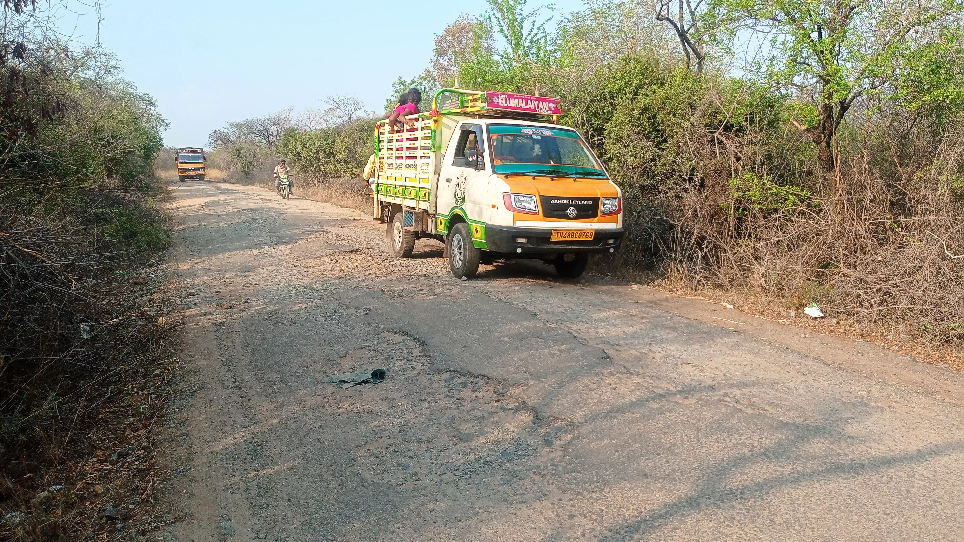 குண்டும், குழியுமான சாலை