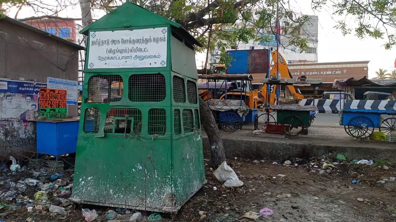 பூட்டியே கிடக்கும் நேர காப்பாளர் அலுவலகம்