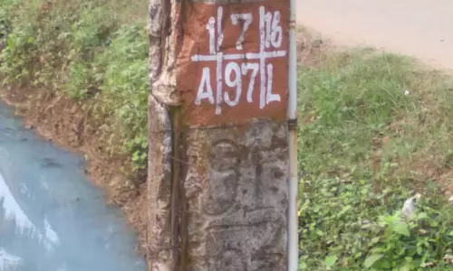 சேதமடைந்த மின்கம்பம்