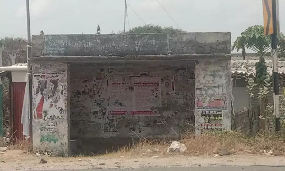 அபாய நிலையில் பயணிகள் நிழற்குடை