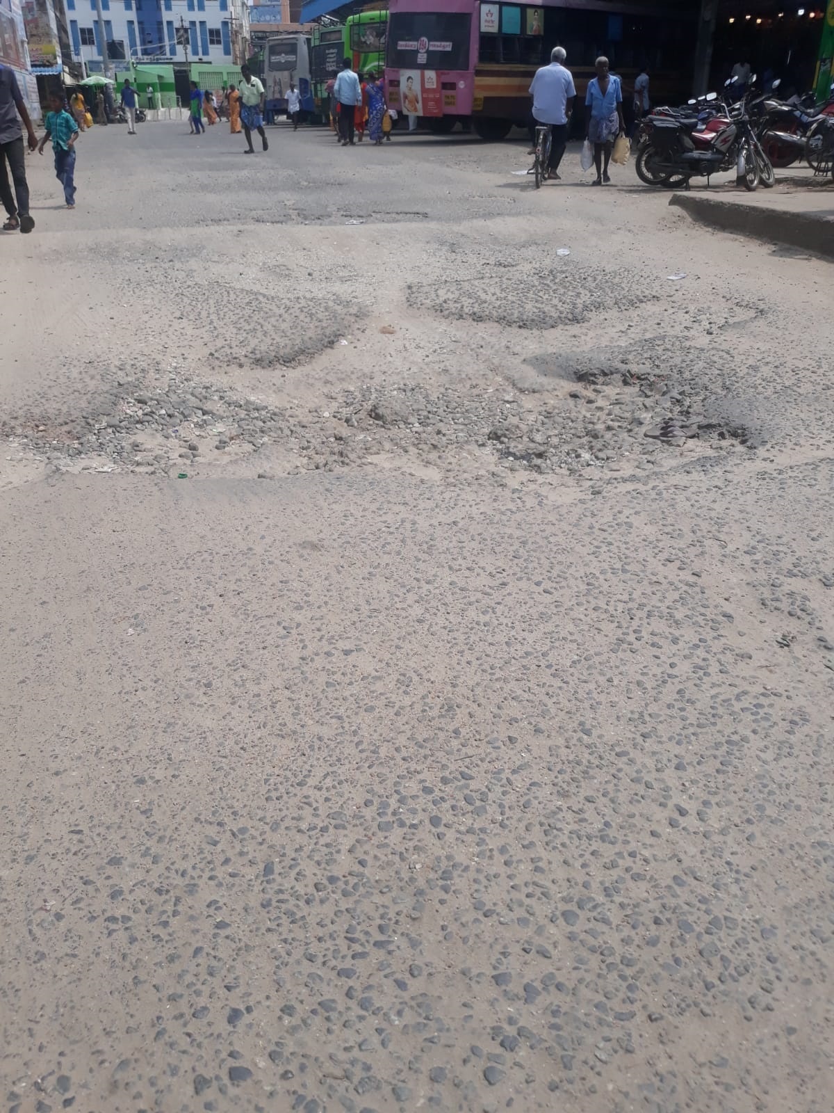 பஸ் நிலையத்தில் ராட்சத பள்ளம் பஸ் நிலையத்தில் ராட்சத பள்ளம்