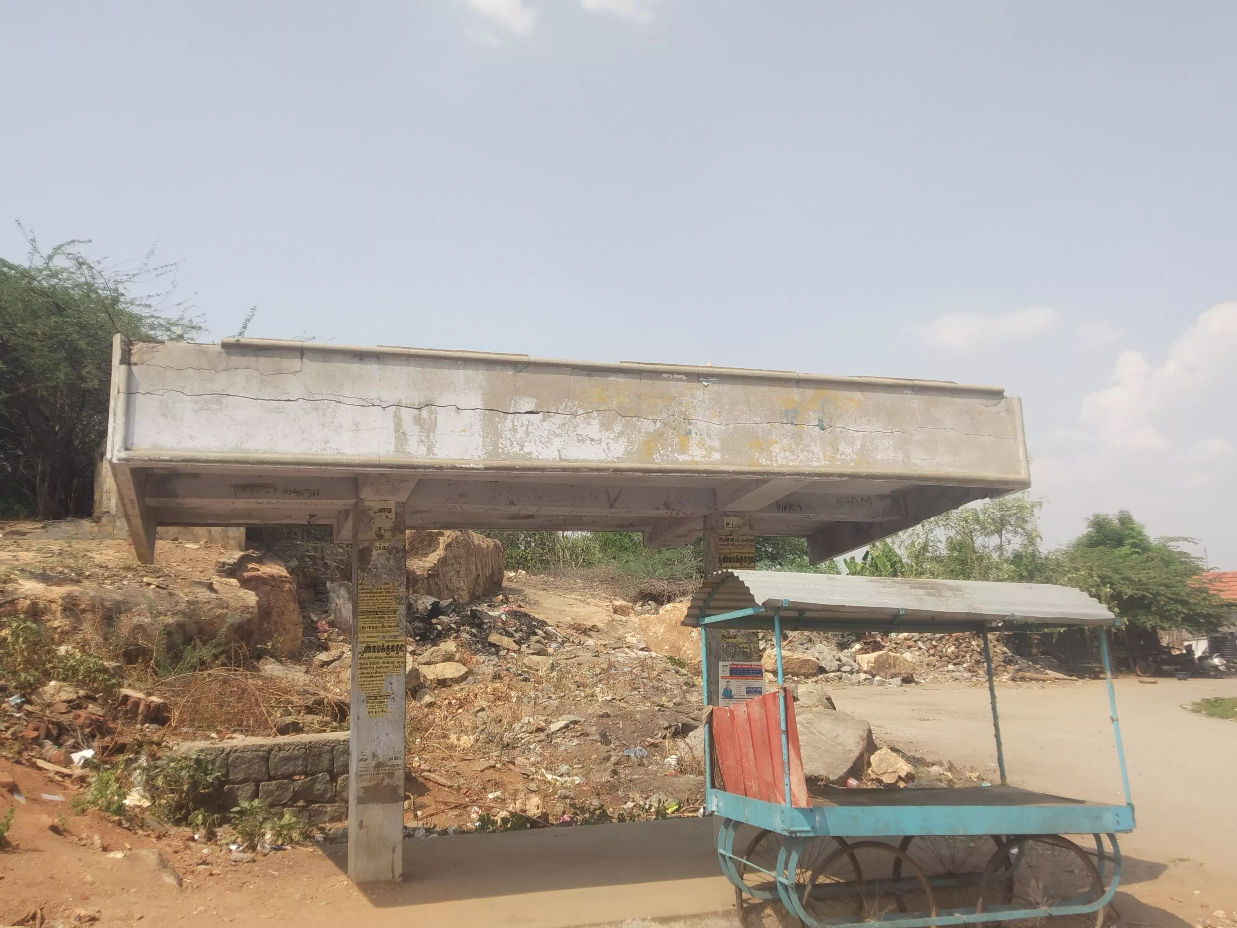 இடிந்து விழும் நிலையில் உள்ள நிழற்குடை