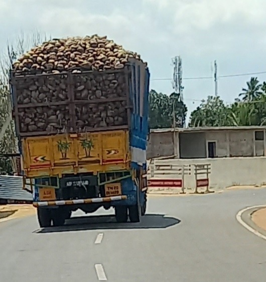 அதிக பாராம் ஏற்றி செல்லும் லாரிகளால் விபத்து ஏற்படும் அபாயம் அதிக பாராம் ஏற்றி செல்லும் லாரிகளால் விபத்து ஏற்படும் அபாயம்