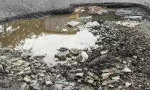 சாலை பள்ளங்களில் தேங்கிய மழைநீர்