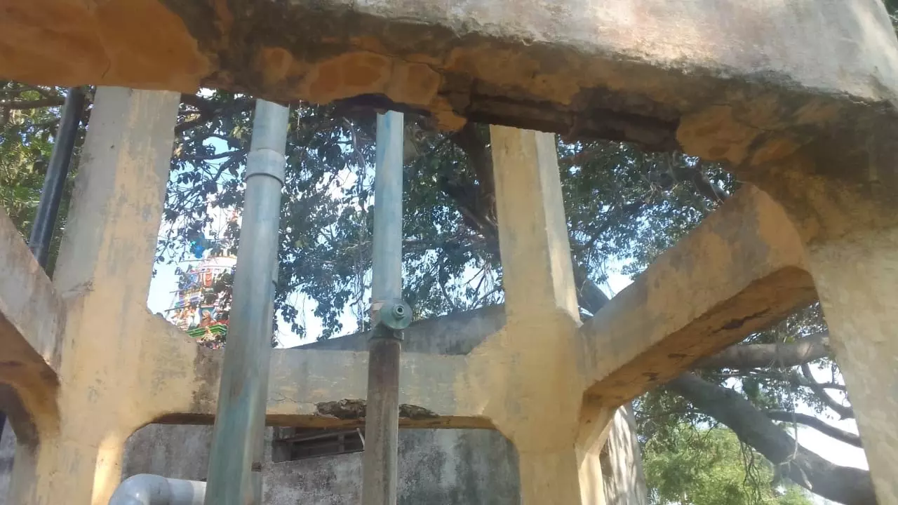 சேதமடைந்த குடிநீர் தொட்டி சேதமடைந்த குடிநீர் தொட்டி