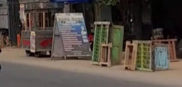 சாலையோர ஆக்கிரமிப்புகள் சாலையோர ஆக்கிரமிப்புகள்