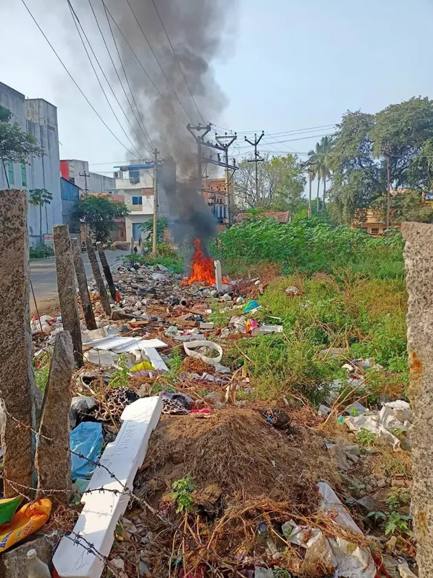 குப்பைகளுக்கு தீ வைக்கும் அவலம்