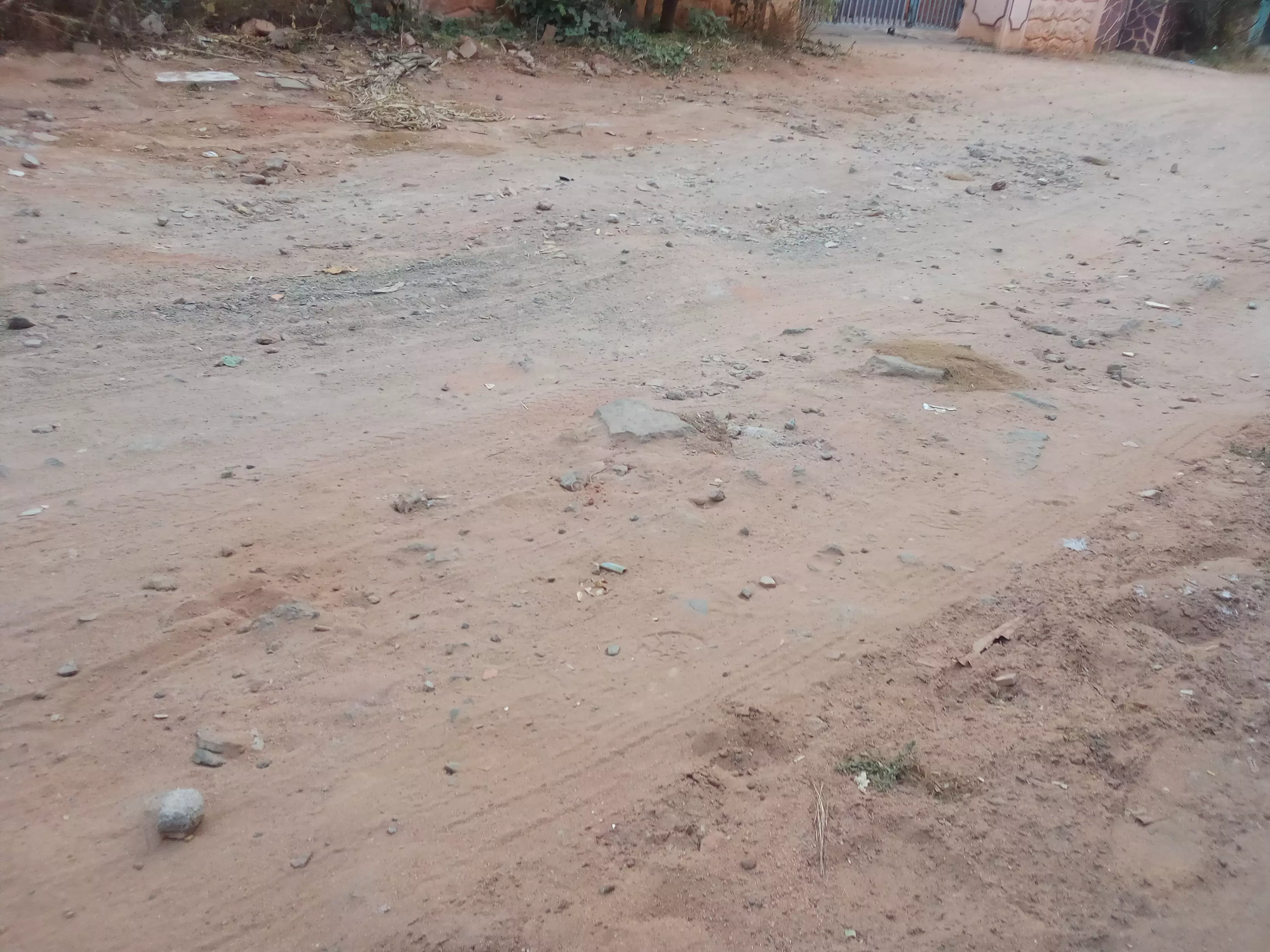 சாலையை சீரமைக்க வேண்டும் சாலையை சீரமைக்க வேண்டும்