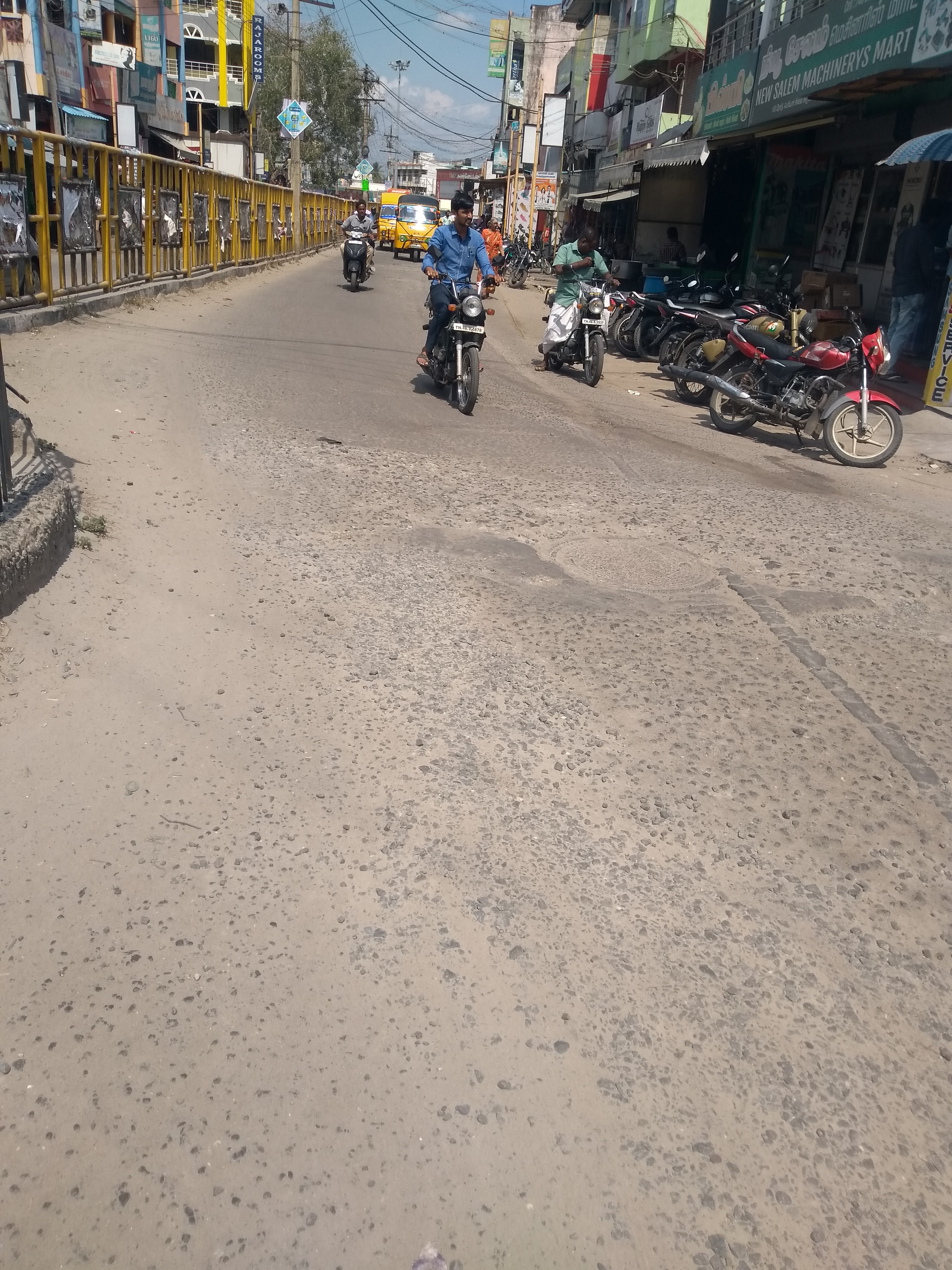 குண்டும், குழியுமான சாலை