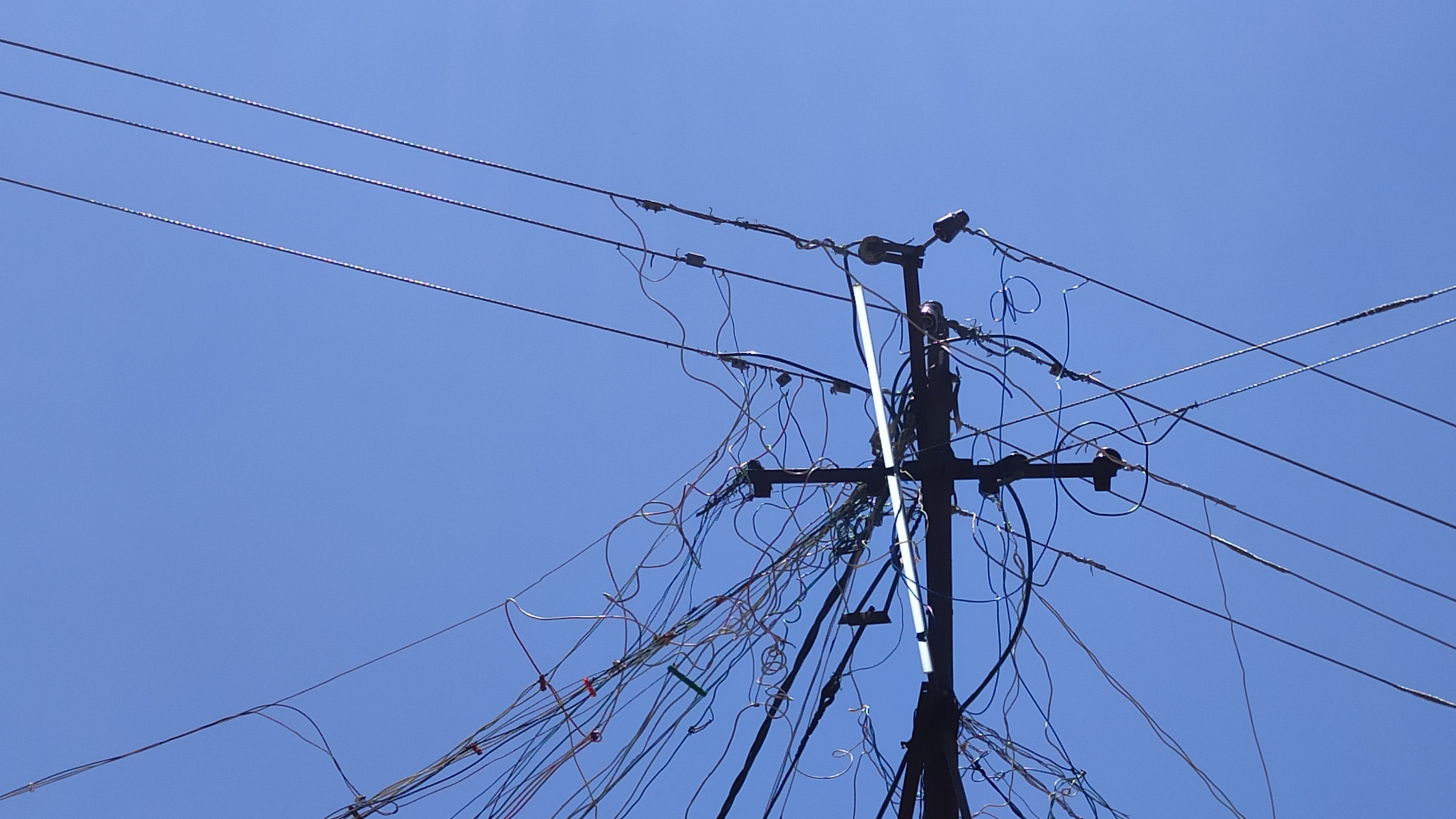 பகலில் ஒளிரும் தெருவிளக்குகள்