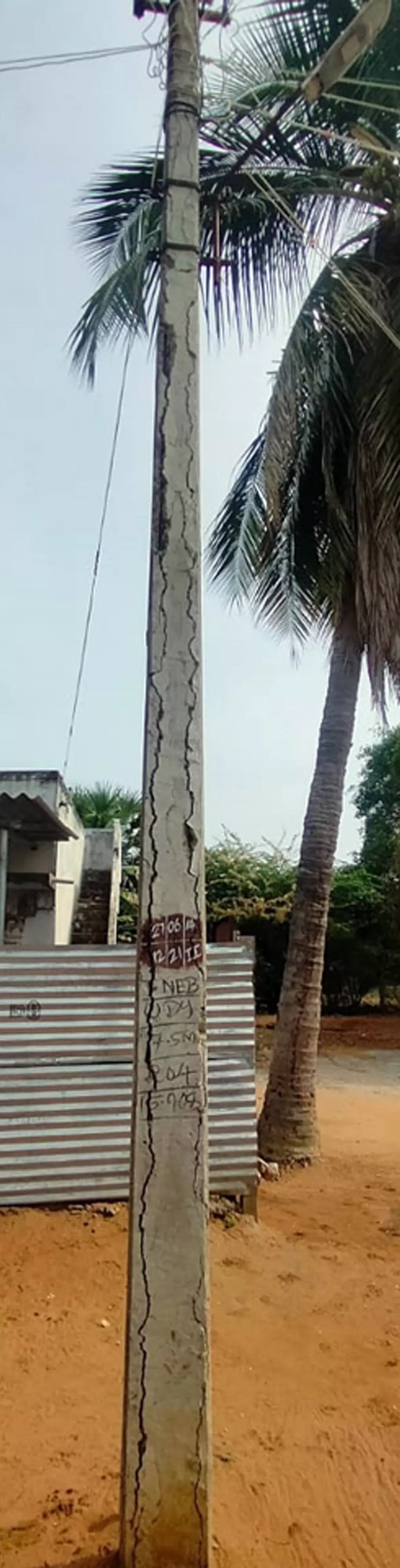 சேதமடைந்த மின்கம்பம்