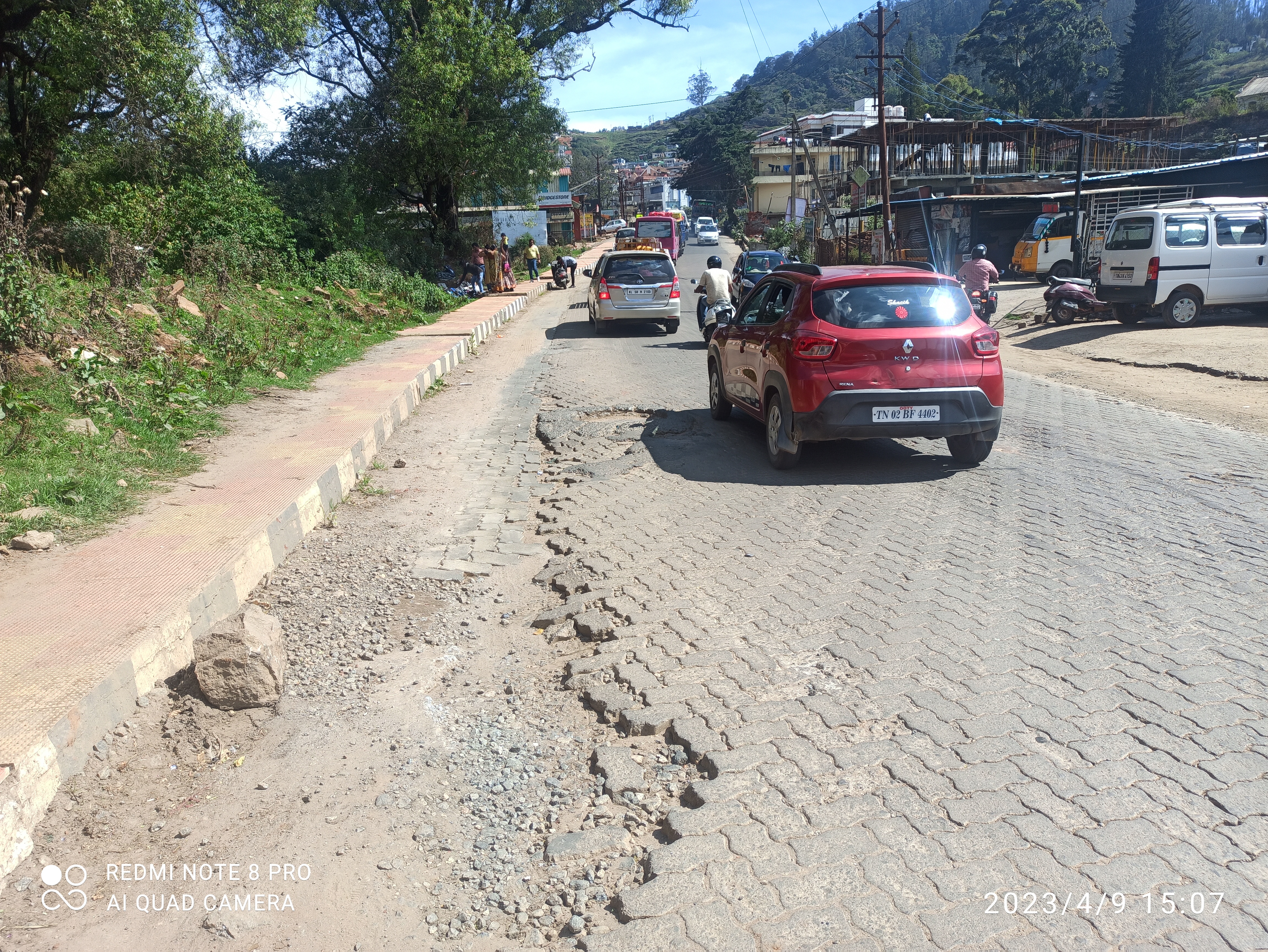 குண்டும், குழியுமான சாலைகள் குண்டும், குழியுமான சாலைகள்