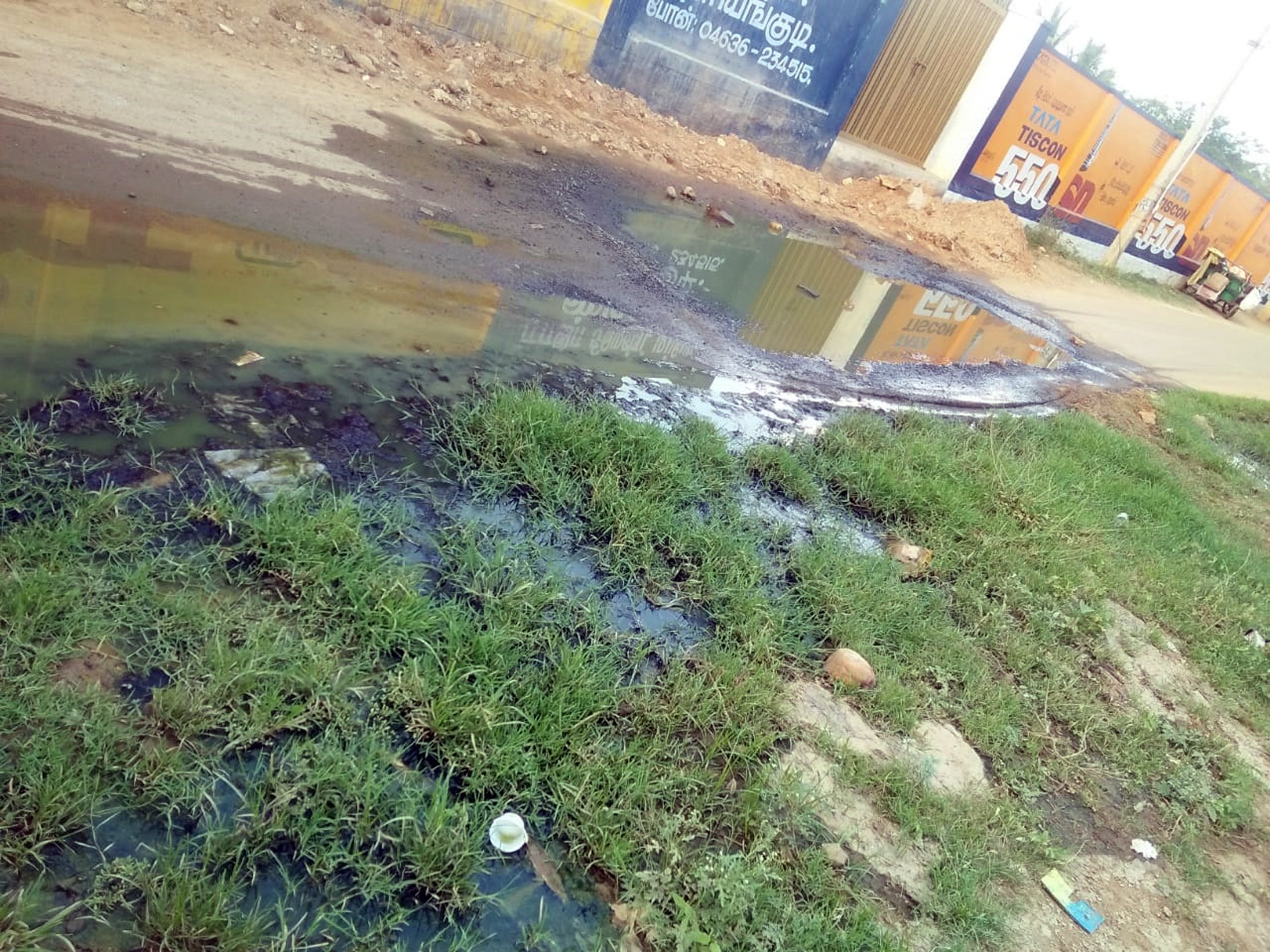 சாலையில் செல்லும் கழிவுநீர்