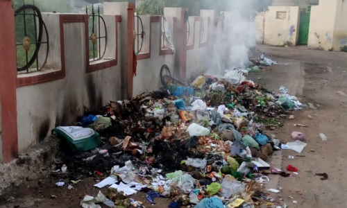 குளத்தின் அருகில் கொட்டப்படும் குப்பைகள் குளத்தின் அருகில் கொட்டப்படும் குப்பைகள்